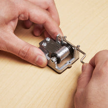 Cargar imagen en el visor de la galería, Kikkerland caja de música "Come together" 1269