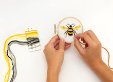 Cargar imagen en el visor de la galería, Kikkerland Kit De Bordado Diseño Abeja GG256