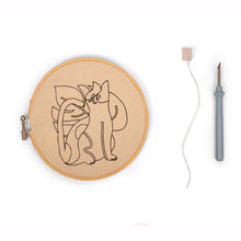 Cargar imagen en el visor de la galería, Kikkerland Kit Minibordado En Punto De Cruz De Gato GG261