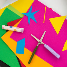 Cargar imagen en el visor de la galería, Kikkerland Tijeras De Bolsillo Para Llevar INK25-A Assorted