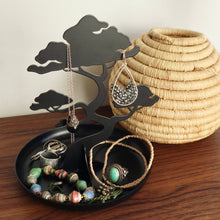 Cargar imagen en el visor de la galería, Kikkerland Soporte de joyería de árbol bonsái JK21