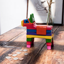 Cargar imagen en el visor de la galería, Kikkerland Alcancía de piñata PP24-C