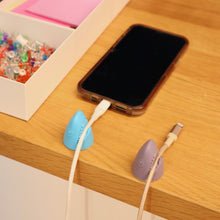 Cargar imagen en el visor de la galería, Kikkerland Organizador de cables tiburón US234