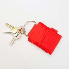 Cargar imagen en el visor de la galería, Kikkerland llavero bolsa reutilizable roja BB103-RD