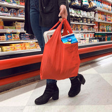 Cargar imagen en el visor de la galería, Kikkerland llavero bolsa reutilizable roja BB103-RD