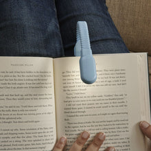 Cargar imagen en el visor de la galería, Kikkerland lampara para leer recargable azul BL13-BL