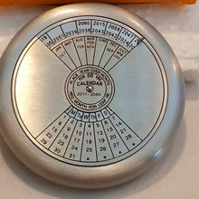 Cargar imagen en el visor de la galería, Kikkerland calendario 50 años CAL50