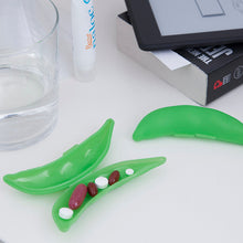 Cargar imagen en el visor de la galería, Kikkerland pastillero en forma de chicharo CD102