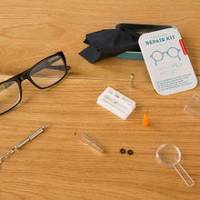 Cargar imagen en el visor de la galería, Kikkerland lata con un juego para reparar lentes CD133