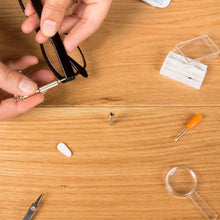 Cargar imagen en el visor de la galería, Kikkerland lata con un juego para reparar lentes CD133