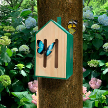 Cargar imagen en el visor de la galería, Kikkerland casita de madera para mariposas CD539