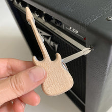 Cargar imagen en el visor de la galería, Kikkerland multiherramienta en forma de guitarra CD555