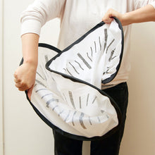 Cargar imagen en el visor de la galería, Kikkerland reloj de pared emergente CL20