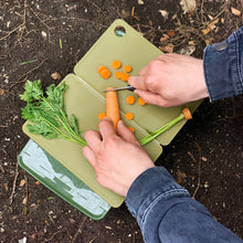 Cargar imagen en el visor de la galería, Kikkerland Tabla de cortar plegable CU352