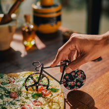 Cargar imagen en el visor de la galería, Doiy cortador de pizza bici "wild rose" DYFIXIEWR