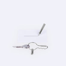 Cargar imagen en el visor de la galería, Doiy llavero con pluma color plata DYPENKESI