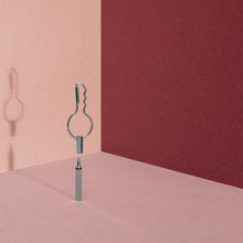 Cargar imagen en el visor de la galería, Doiy llavero con pluma color plata DYPENKESI