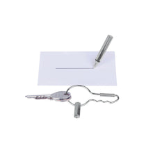 Cargar imagen en el visor de la galería, Doiy llavero con pluma color plata DYPENKESI