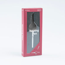 Cargar imagen en el visor de la galería, Doiy llavero con pluma color plata DYPENKESI