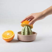 Cargar imagen en el visor de la galería, Doiy exprimidor de ceramica sonora cafe DYSONMJBR