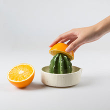 Cargar imagen en el visor de la galería, Doiy exprimidor de ceramica "sonora" blanco DYSONMJWH