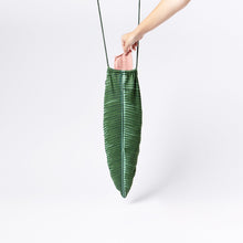 Cargar imagen en el visor de la galería, Doiy bolsa para ropa sucia verde tropical DYTRTLBGR