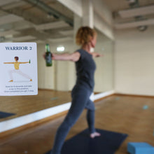 Cargar imagen en el visor de la galería, Kikkerland juego de yoga - cerveza GG182