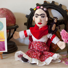 Cargar imagen en el visor de la galería, Muñeco De Peluche Frida Kahlo