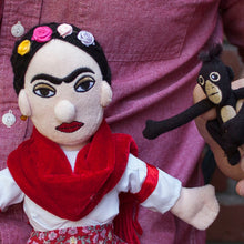 Cargar imagen en el visor de la galería, Muñeco De Peluche Frida Kahlo