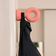 Cargar imagen en el visor de la galería, Kikkerland adorno de plastico con iman MG74