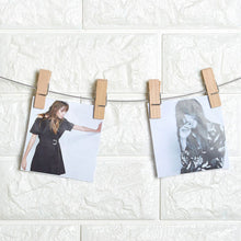 Cargar imagen en el visor de la galería, Kikkerland fotomovil con 6 clips de madera natural MH69