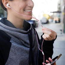 Cargar imagen en el visor de la galería, Kikkerland audifonos "chevron" rojos US121-RD