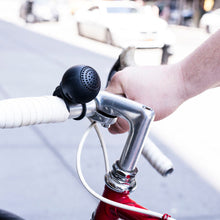 Cargar imagen en el visor de la galería, Kikkerland bocina inhalambrica negra US126-BK