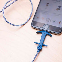 Cargar imagen en el visor de la galería, Kikkerland cable para iphone de ancla US127
