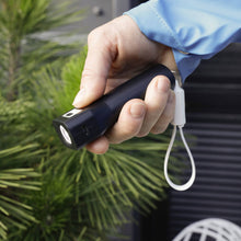 Cargar imagen en el visor de la galería, Kikkerland lampara y bateria portatil negro 2 en 1 US134-BK