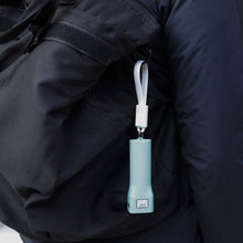 Cargar imagen en el visor de la galería, Kikkerland lampara y bateria portatil azul 2 en 1 US134-BL