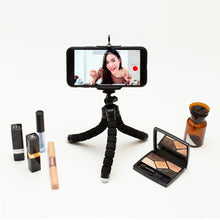 Cargar imagen en el visor de la galería, Kikkerland trípode negro para celular US202