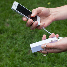 Cargar imagen en el visor de la galería, Kikkerland cargador portatil blanco US80-W