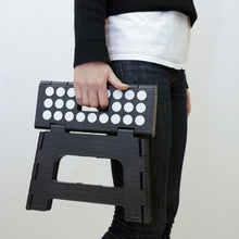 Cargar imagen en el visor de la galería, Kikkerland banco bajo "rhino ii" plegable negro ZZ12-BK