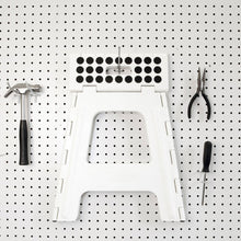 Cargar imagen en el visor de la galería, Kikkerland banco alto "rhino ii" plegable blanco ZZ14-WH