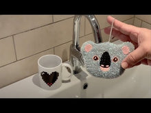 Cargar y reproducir el video en el visor de la galería, Kikkerland esponja para trastes koala 3 pzas CU321