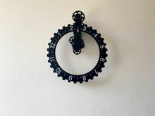 Cargar imagen en el visor de la galería, Kikkerland reloj pared &quot;big hour wheel&quot; negro 1706-BK
