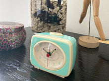 Cargar imagen en el visor de la galería, Kikkerland reloj clasico con alarma menta AC14-MN
