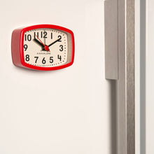 Cargar imagen en el visor de la galería, Kikkerland reloj magnetico con alarma rojo AC29-RD
