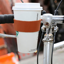 Cargar imagen en el visor de la galería, kikkerland soporte para bici de piel para vaso BB48
