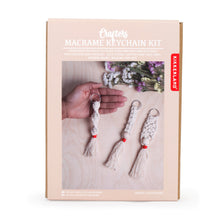 Cargar imagen en el visor de la galería, Kikkerland kit de llavero de macramé crafters CR10
