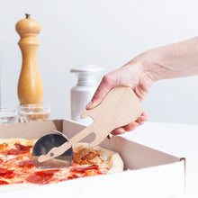 Cargar imagen en el visor de la galería, Kikkerland cortador de pizza de madera CU108
