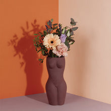 Cargar imagen en el visor de la galería, Doiy florero de ceramica grande diseño body DYBODYVAL
