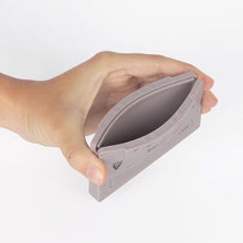 Cargar imagen en el visor de la galería, Billetera de silicon casete gris DYMONTAGY
