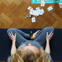 Cargar imagen en el visor de la galería, Kikkerland juego de yoga - cerveza GG182
